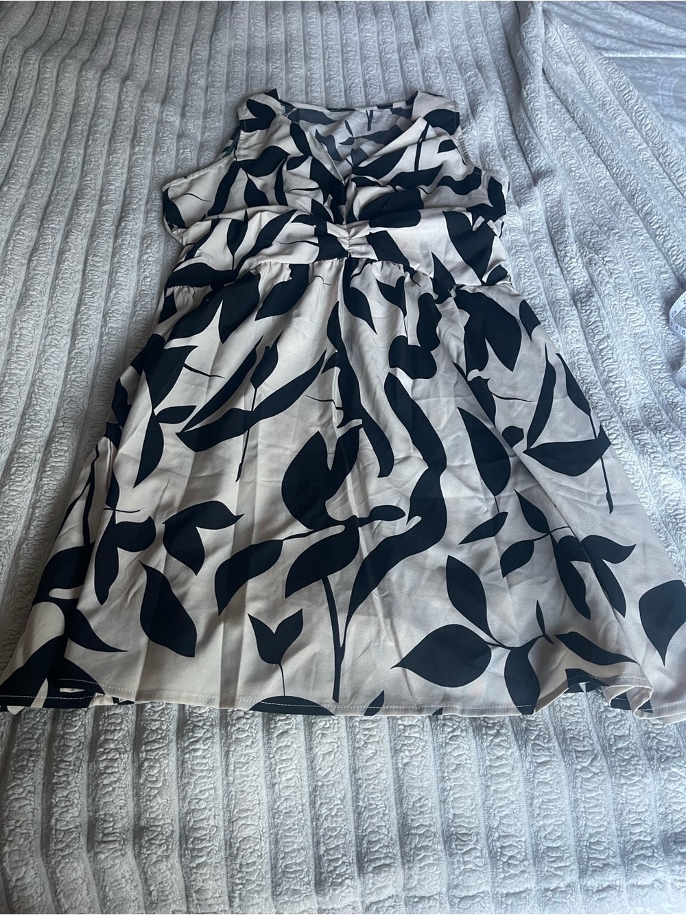 Black Leaf Print Sleeveless Dress - Classic Two-Tone Style